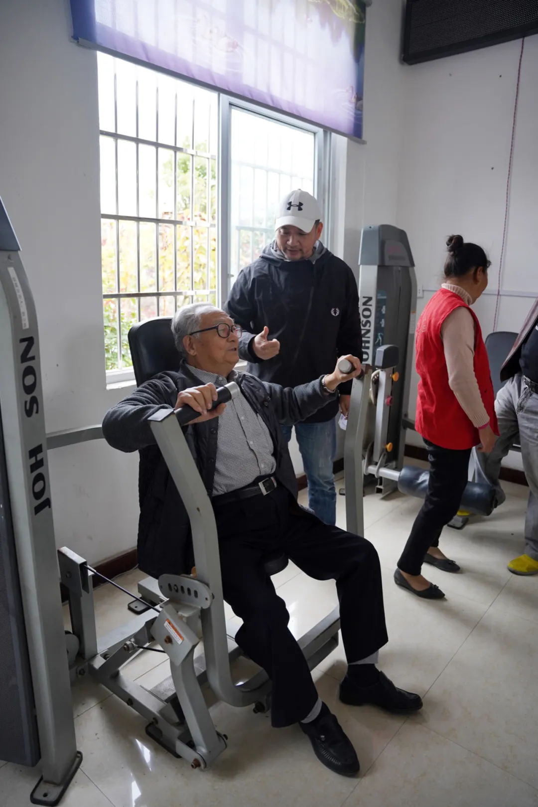 黄金时代健身向息县弯柳树村捐赠健身活动中心