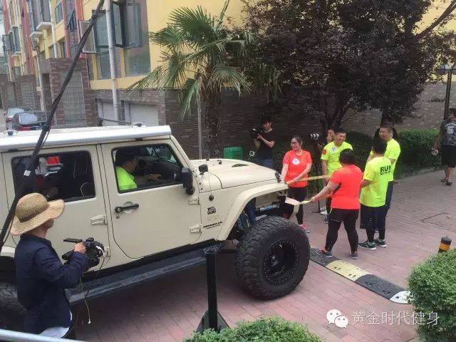 减肥争霸赛选手在鑫苑名家进行拉车大比拼