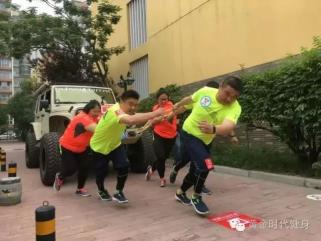 减肥争霸赛选手在鑫苑名家进行拉车大比拼